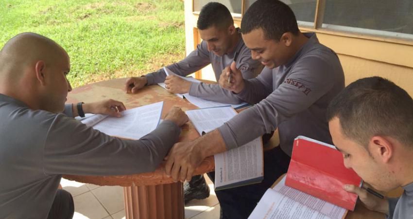 Cadetes de la policía de Costa Rica estudian la gestión humanitaria de fronteras. Foto: OIM 2016