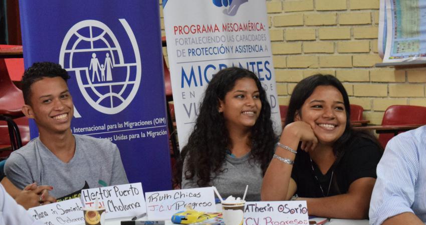 San Pedro Sula- El Organismo de las Naciones Unidas para la Migración (OIM) presentó la Maleta Pedagógica a docentes del departamento de Cortés y personal de la organización Jóvenes Contra la Violencia de Honduras. Se trata de una caja de herramientas con actividades lúdicas e interactivas en las que se informa y sensibiliza sobre los riesgos de la migración irregular. Dirigida al profesorado y personal facilitador de organizaciones no lucrativas que quieren desarrollar actividades y campañas informativas sobre la migración, la Maleta Pedagógica incluye videos, cómics, materiales informativos y guías con actividades y dinámicas que promueven la incorporación de la temática migratoria en sus planes académicos y de trabajo. Durante una jornada de inducción, se presentaron a las y los participantes los materiales que incluye esta maleta, y se les brindó orientación sobre las opciones de emprender un viaje de manera ordenada y regular. En total, más de 30 personas (docentes, representantes departamentales de