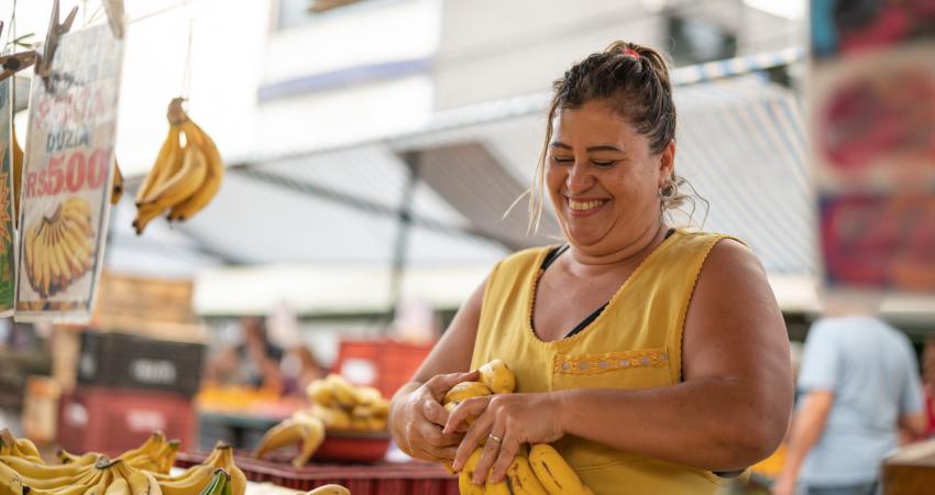 Imagen de mujer de mediana edad trabajando en un puesto de frutas