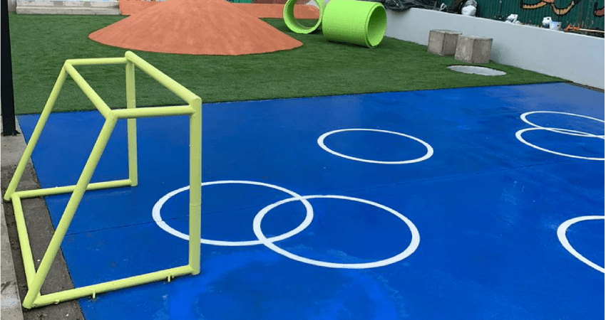Cancha de futbol y juegos infantiles en nuevo parque comunitario