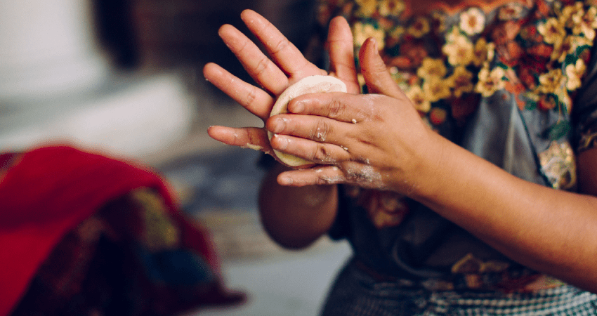 Mujer palmeando una tortilla