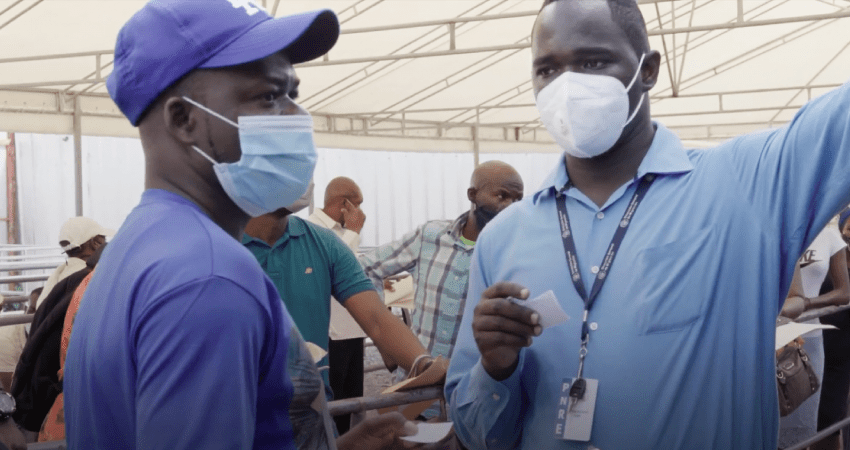 Personas con mascarilla atienden la crisis generada por la COVID-19 en República Dominicana
